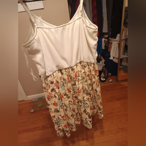 A yellow spring/summer dress - Picture 5 of 10